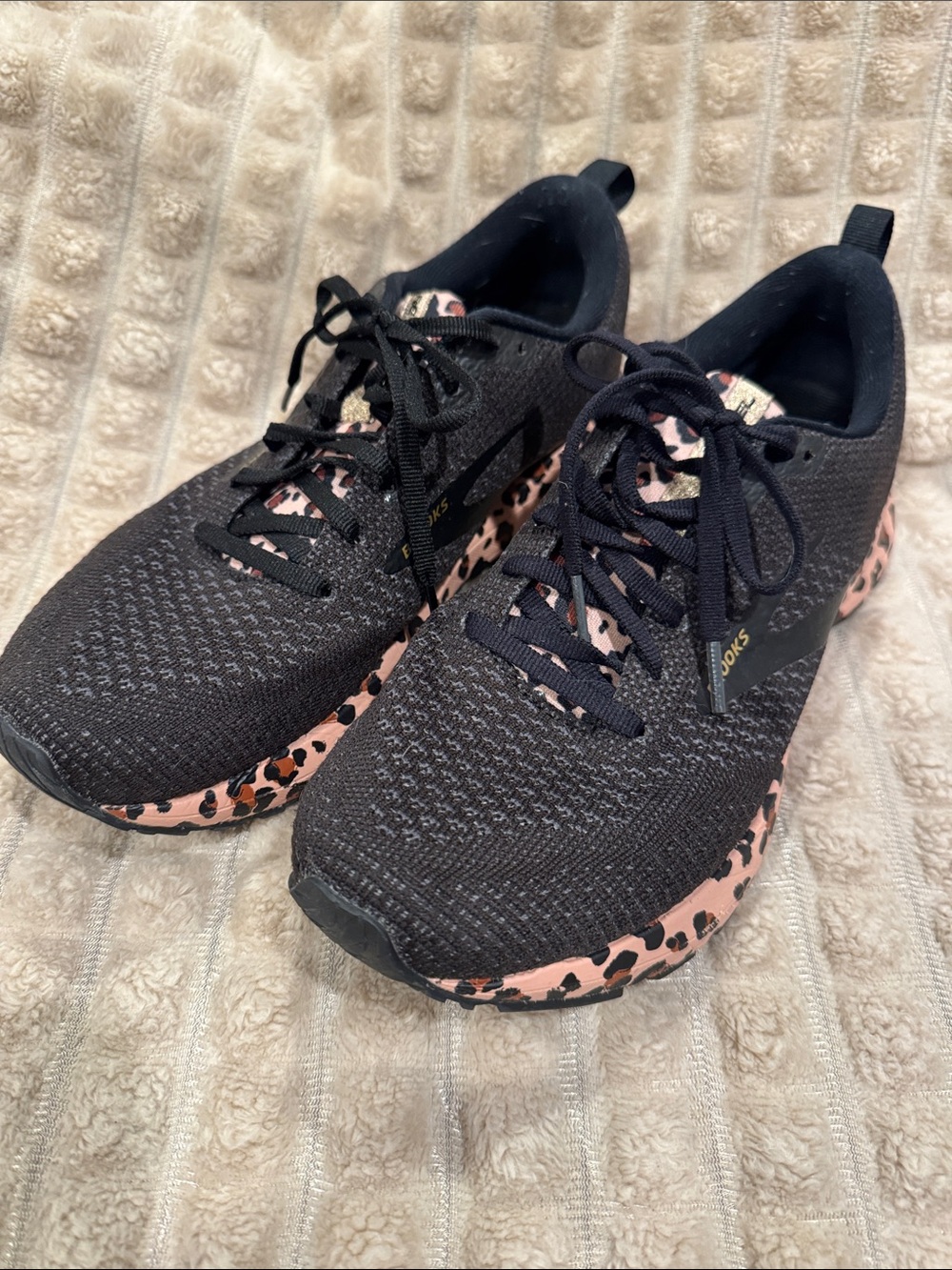 BROOKS Revel Women’s Black  Sneakers with Leopard Trim